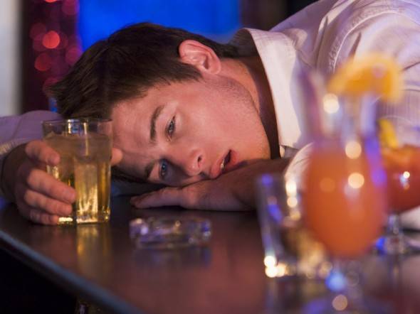 Alcol, troppi gli adolescenti che fanno "binge drinking"