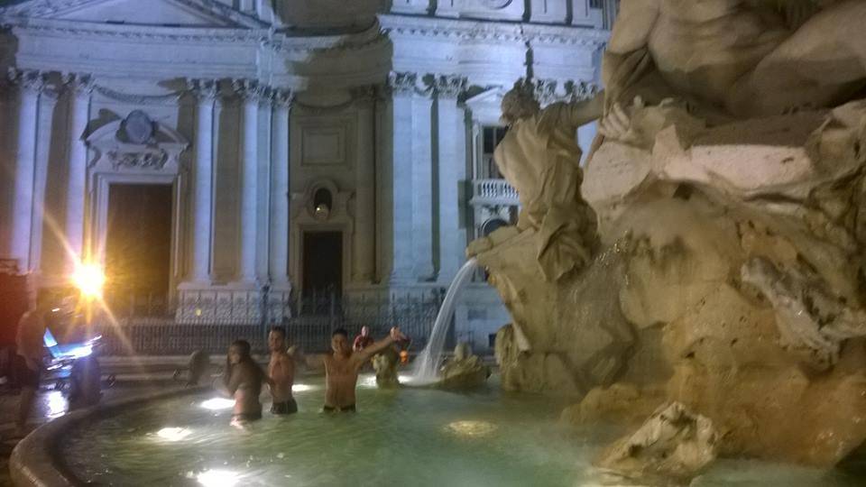 Roma abbandonata: turisti fanno il bagno nella fontana del Bernini