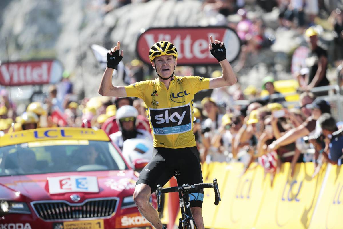 Tour de France, la denuncia di Froome: "Mi hanno tirato urina addosso"