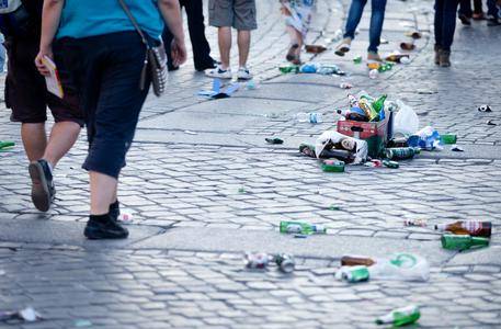 "Birra? Vendetela calda": Bologna, comune choc contro la movida pazza