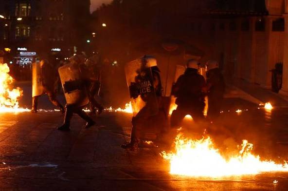 Scontri ad Atene: molotov e lacrimogeni