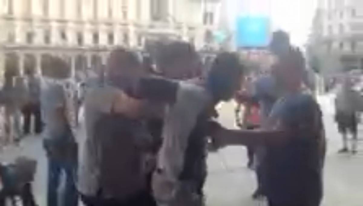 Agente aggredito in piazza Duomo: spettacolare arresto di 3 africani