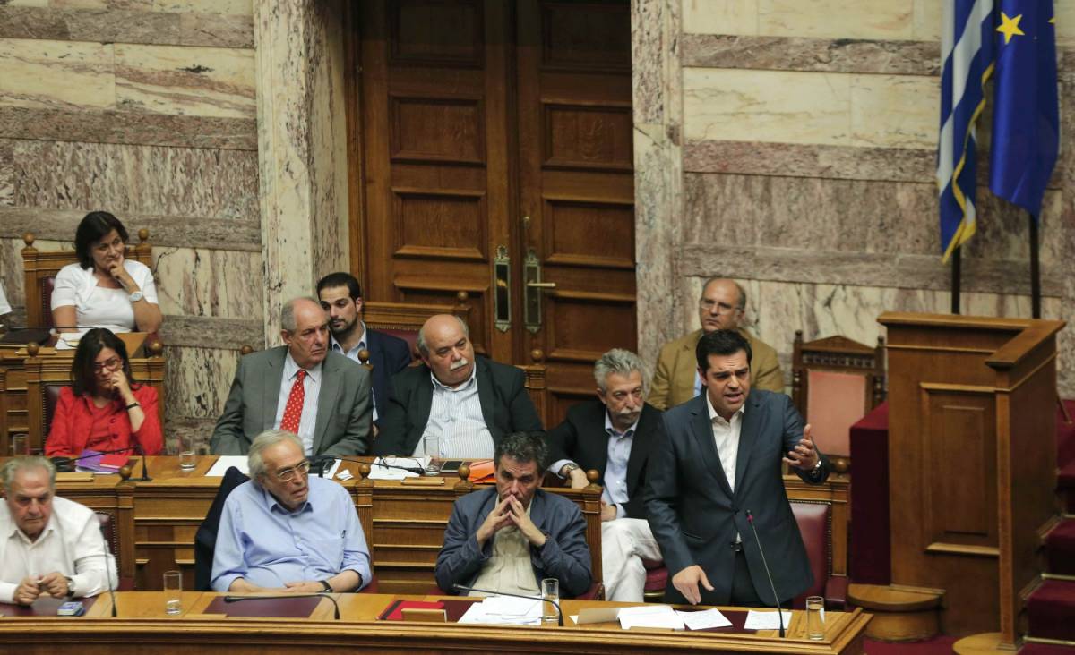 La Grecia si piega all'Ue: approvato il piano di riforme