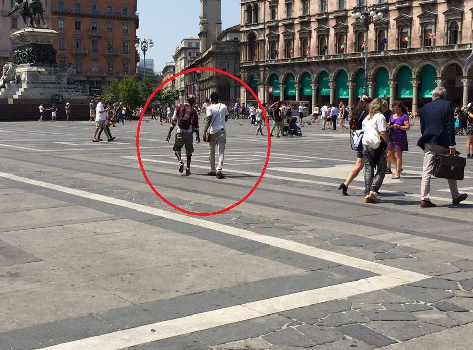Agente aggredito in Duomo: già liberi gli africani arrestati ieri