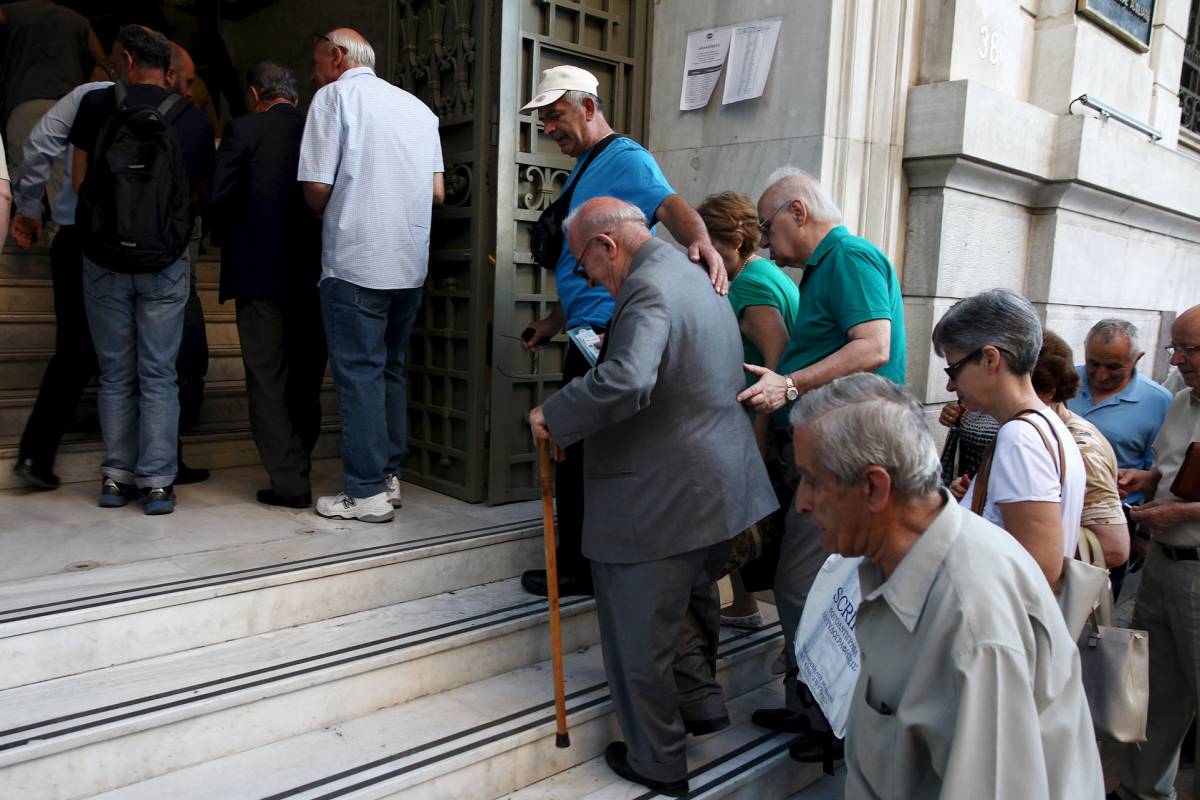 La Grecia rimborsa i creditori, ma Tsipras perde un altro pezzo