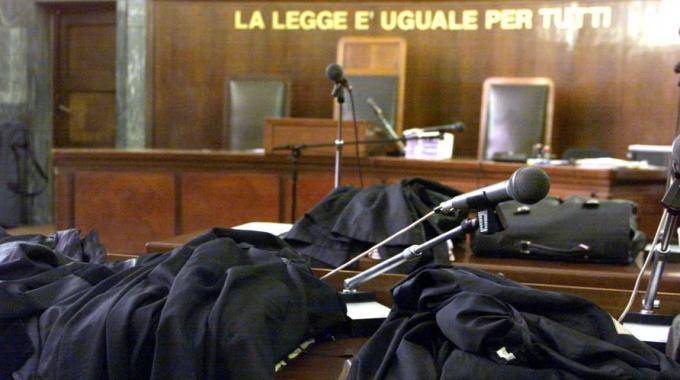 "Basta scollature e infradito, è un Tribunale": polemiche a Ischia