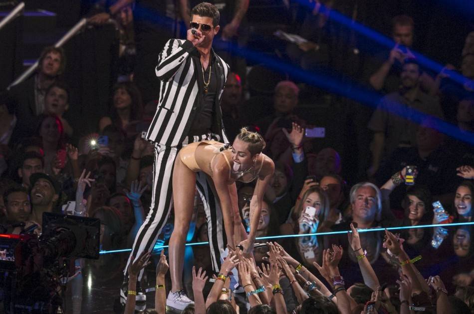 MTV VMA 2015, conduce Miley Cyrus: dallo scandalo a regina dello show