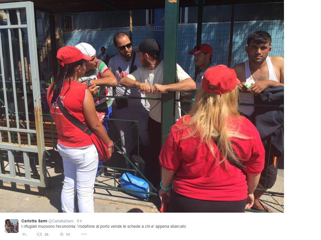 Grecia, la Vodafone vende schede ​ai profughi appena sbarcati