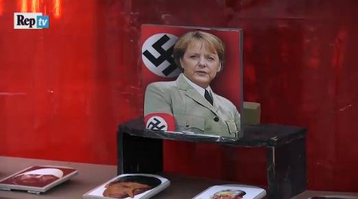 Alla festa M5S i grillini fanno il tiro a segno contro Merkel nazista