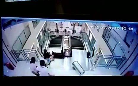 Dramma al centro commerciale: donna muore sulle scale mobili