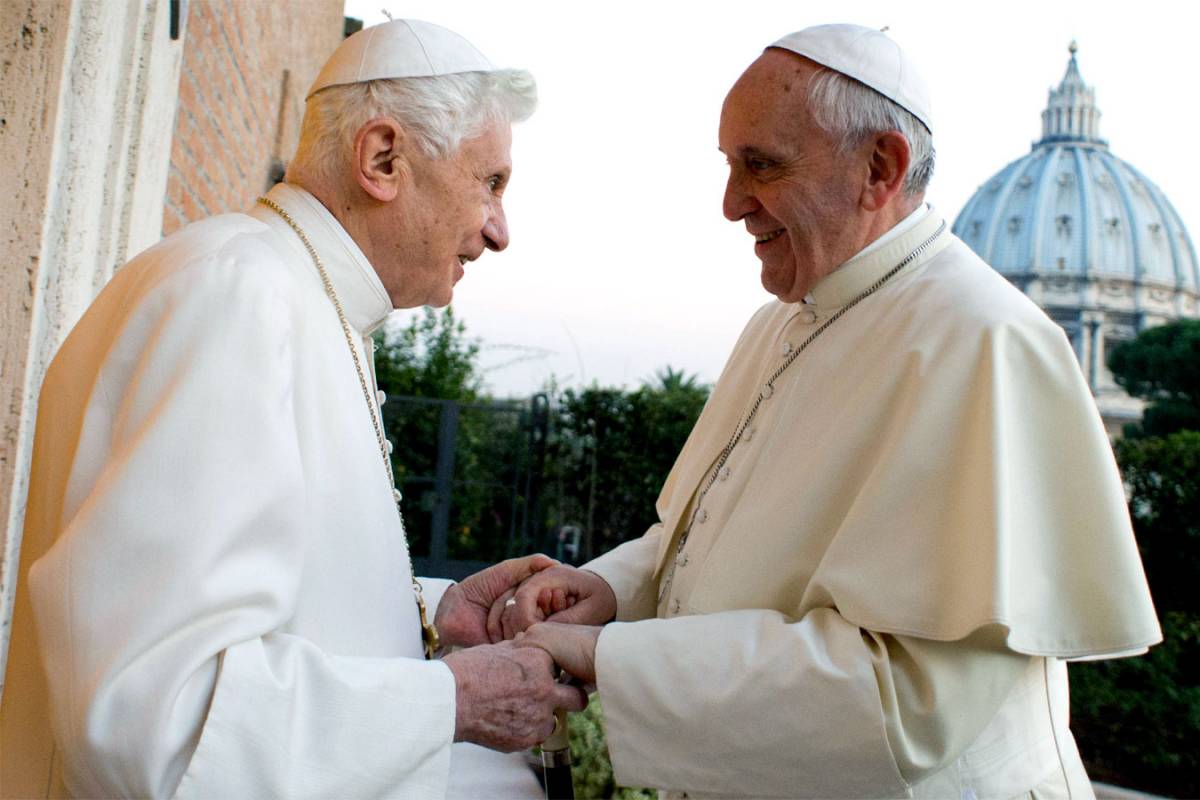 L'ultimo dispetto di Bergoglio a Ratzinger: caccia il suo medico personale