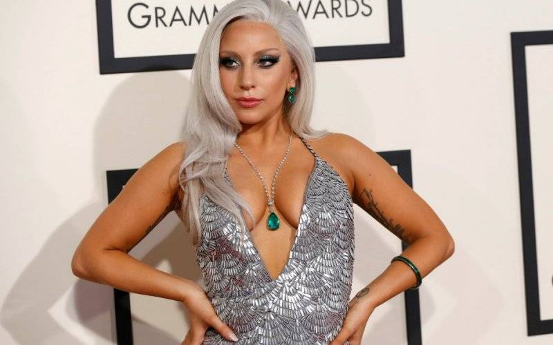 Lady Gaga in bikini ruba il palco agli U2: "Ordinary love" da applausi