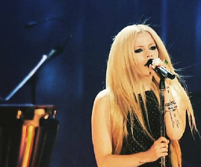 Avril Lavigne, rientro emozionante: prima uscita dopo la malattia 