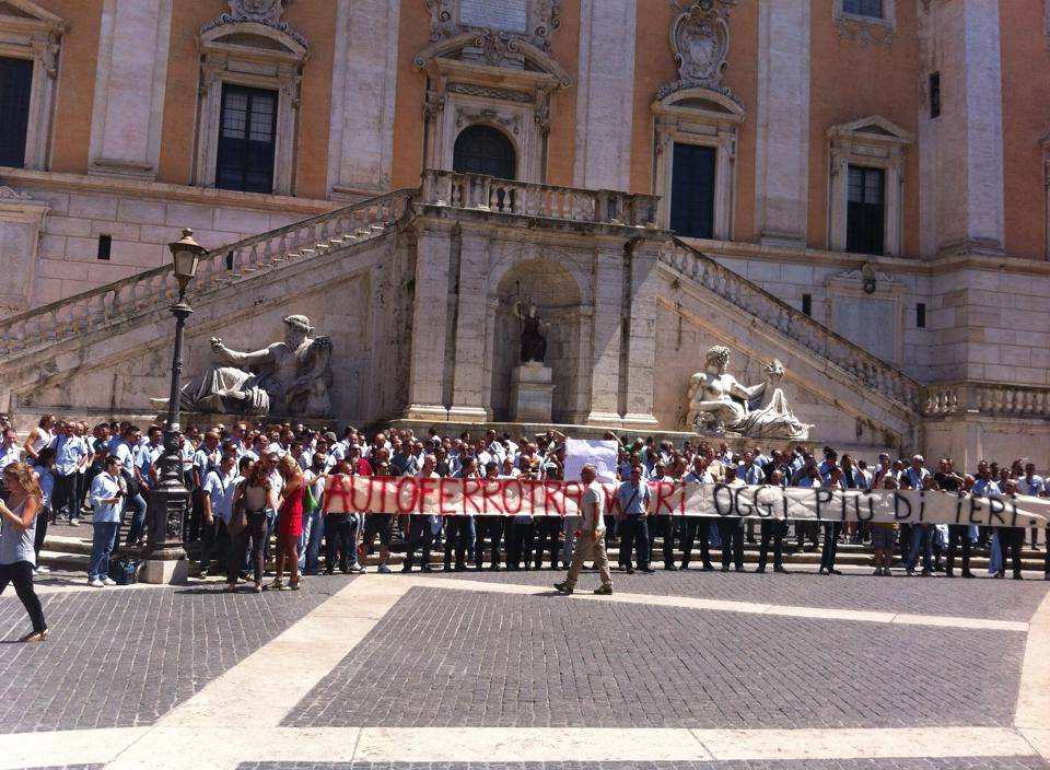 Roma, i grillini cavalcano la protesta dei dipendenti Atac