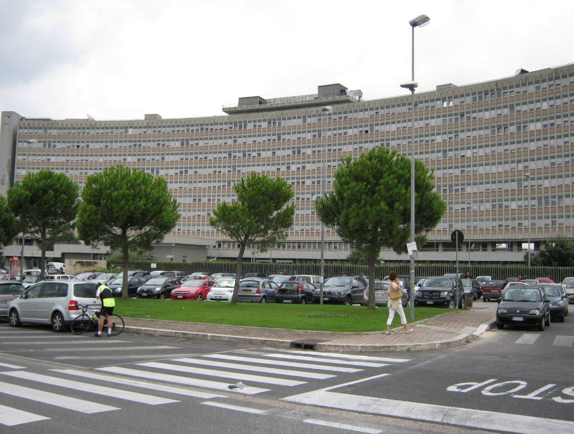 Droga, usura e appalti: ecco l'ospedale di Roma che fa i soldi con i morti