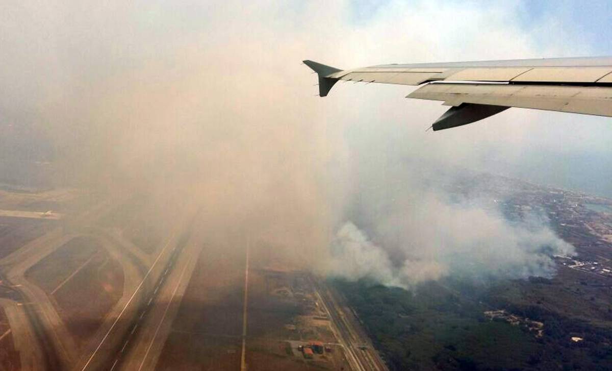Il fumo su Fiumicino dopo l'incendio nei pressi dell'aeroporto