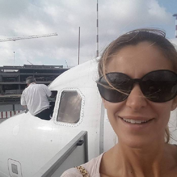 Fiumicino, selfie di Adriana Volpe: "Pilota pulisce finestrino, aiuto"