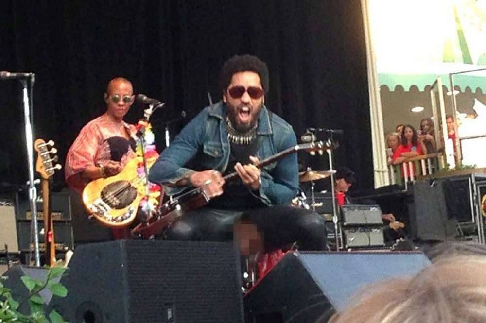 Lenny Kravitz nudo sul palco: incidente hot durante un concerto