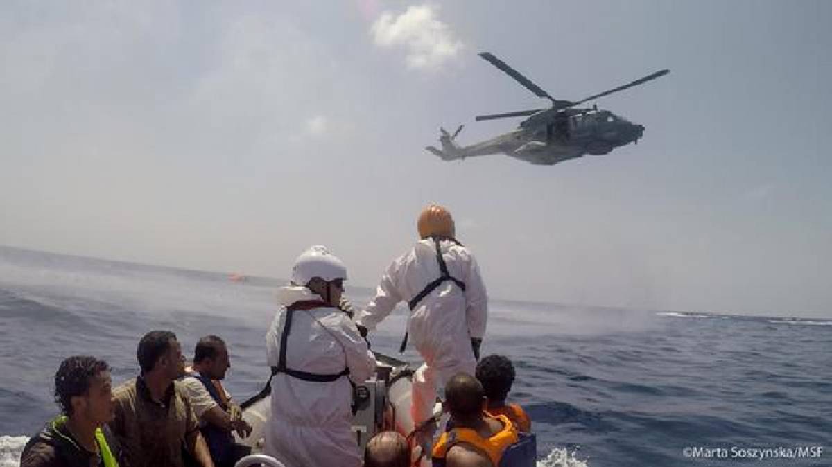 I soccorsi ai migranti dopo il naufragio avvenuto davanti le coste libiche