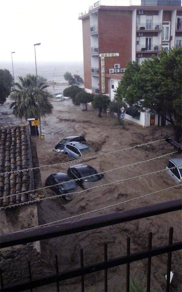 Violento nubifragio in Calabria: auto trascinate dal fango