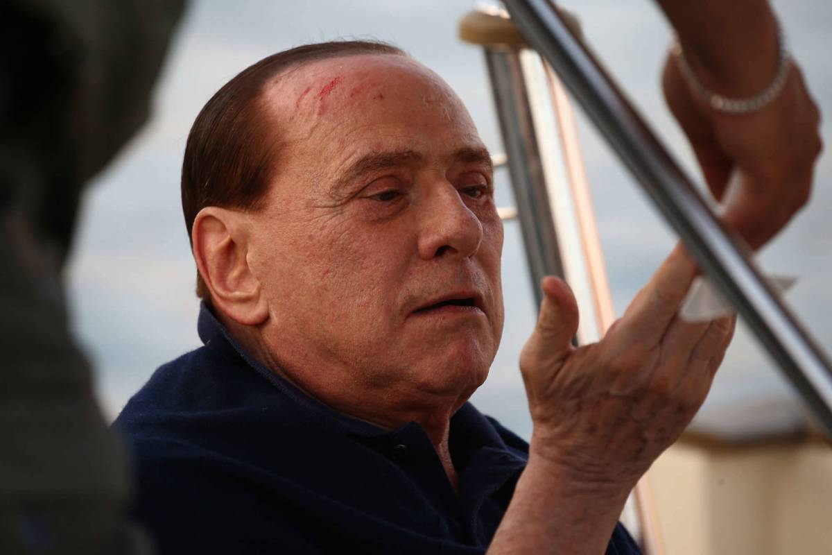 Silvio Berlusconi medicato dopo un incidente in barca a Saint Tropez