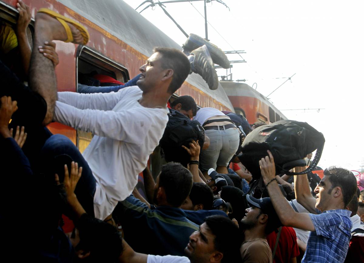 Macedonia, ​gli immigrati assaltano i treni per entrare illegalmente in Europa