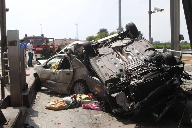 Ravenna, incidente sulla A14, schianto al casello: 2 morti