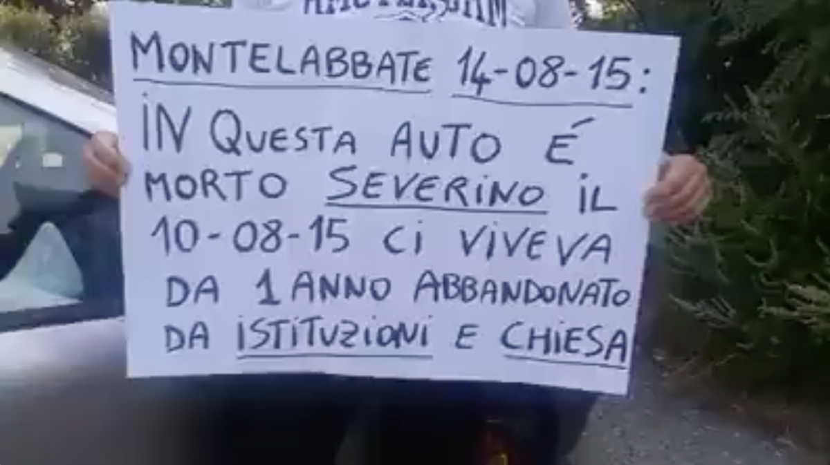 Italiano senza casa morto in auto. L'urlo sul web: "Governo e Vescovi aiutano solo gli immigrati"