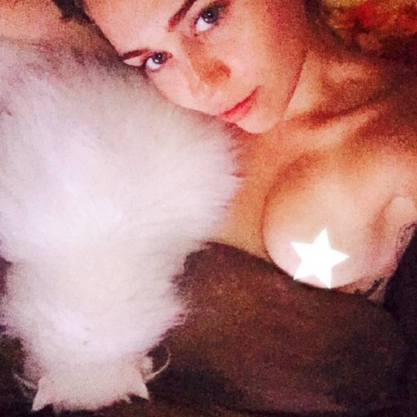 Miley Cyrus, seno nudo nel selfie: la popstar dà scandalo prima dei VMA