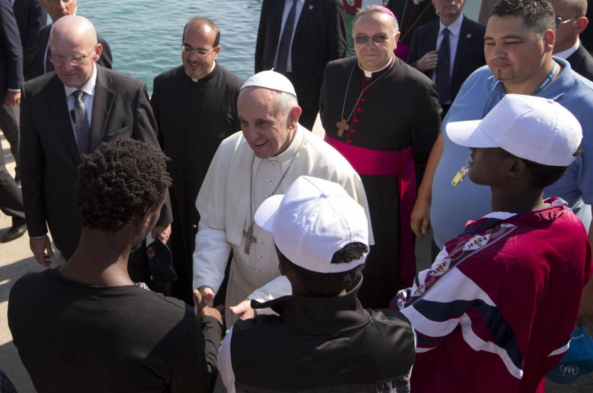 Immigrati, il Papa ai cristiani: "Dovete accogliere i forestieri"