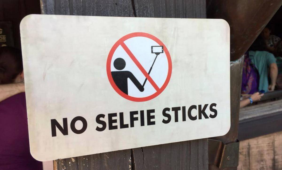 Bastoni per i selfie vietati