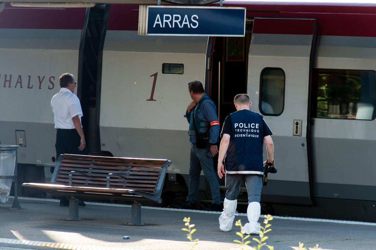 Terrore sul treno in Francia Maghrebino spara: tre feriti