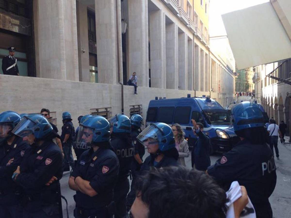 Proteste e scontri all'Aquila: Renzi fugge dai contestatori
