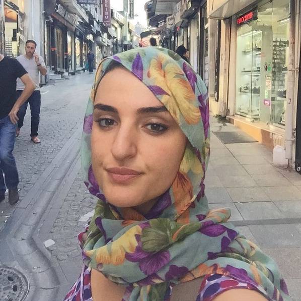 Arisa in vacanza a Istanbul: su Instagram la foto col velo
