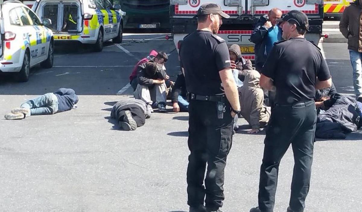 Gb, 27 profughi a bordo di un tir. Arrestato il camionista: è un italiano