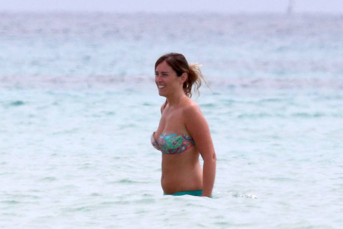 Ancora bikini a Formentera: vacanze infinite per la Boschi