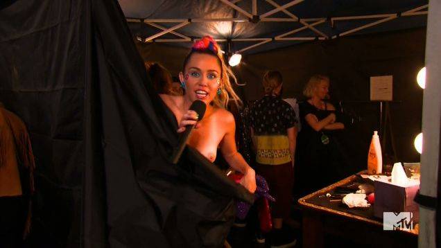 Miley Cyrus, capezzolo in vista agli MTV Music Awards