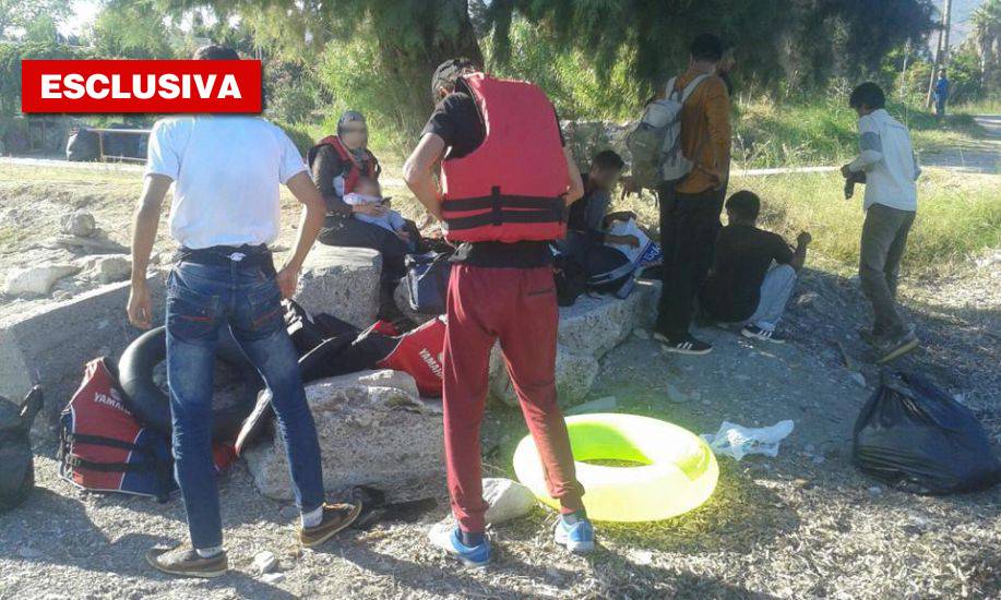 I migranti si preparano al viaggio verso Kos. (La foto ci è stata inviata in esclusiva da uno dei passeggeri del gommone)