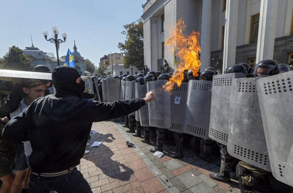 Kiev, esplode bomba durante gli scontri. Il sindaco: "Ci sono dei morti"
