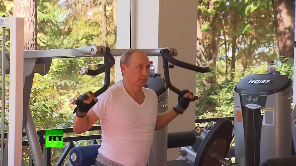Putin mostra i muscoli: in palestra con il premier Medvedev