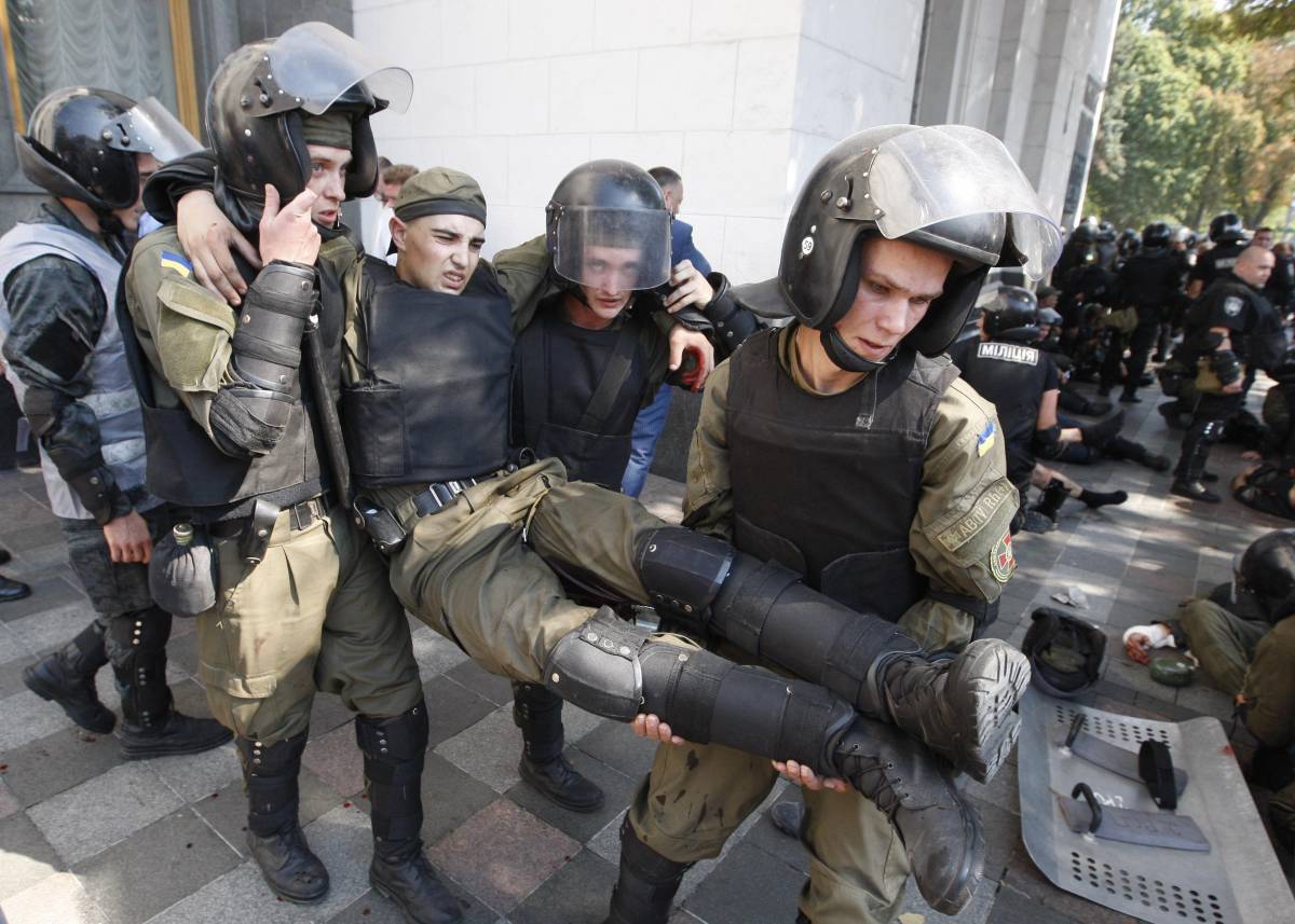 Ultradestra contro la polizia: battaglia al Parlamento di Kiev