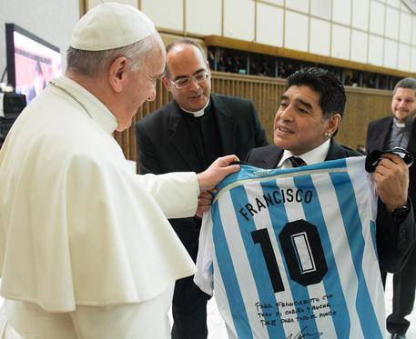 Maradona, nozze con Papa Francesco: matrimonio a dicembre a Roma