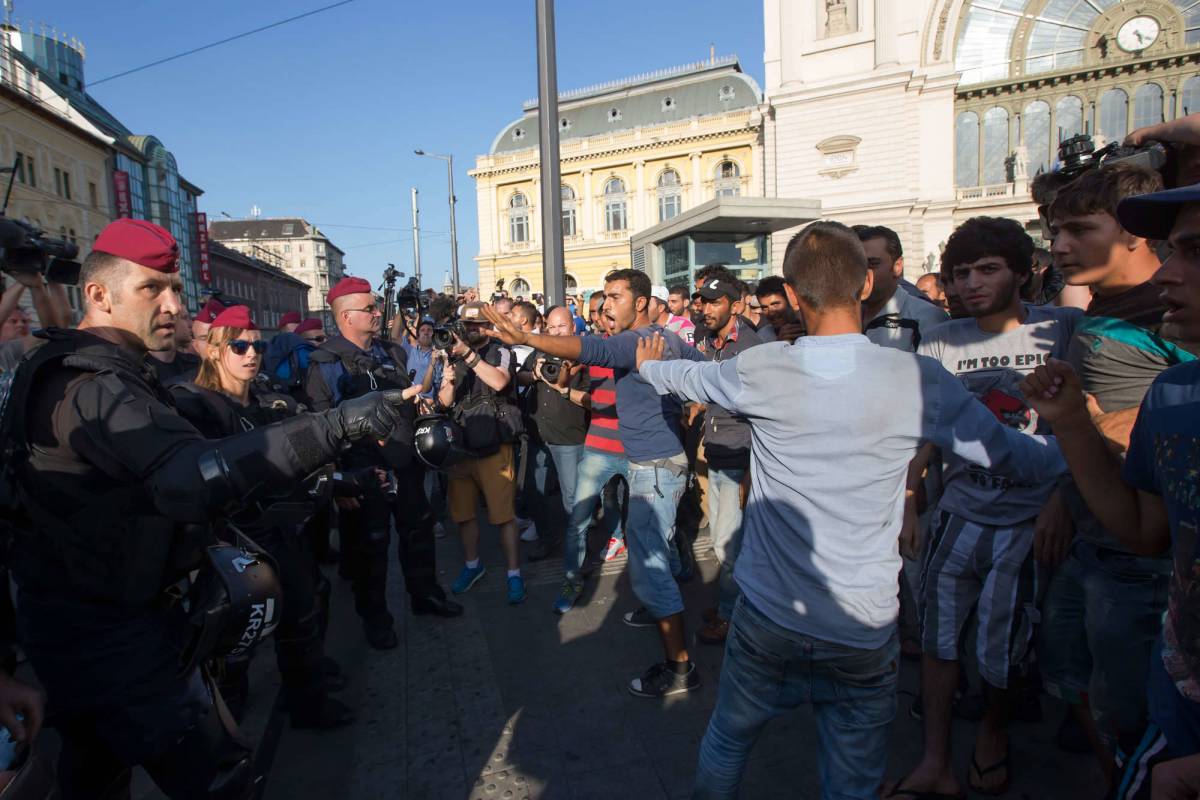 Ancora tensione a Budapest: la polizia riapre la stazione, i migranti assaltano un treno