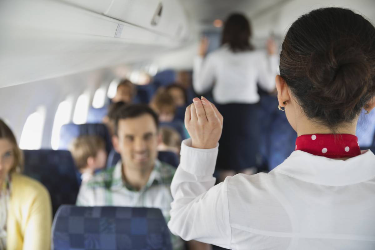 Hostess salva ragazza vittima del traffico di esseri umani su un aereo 