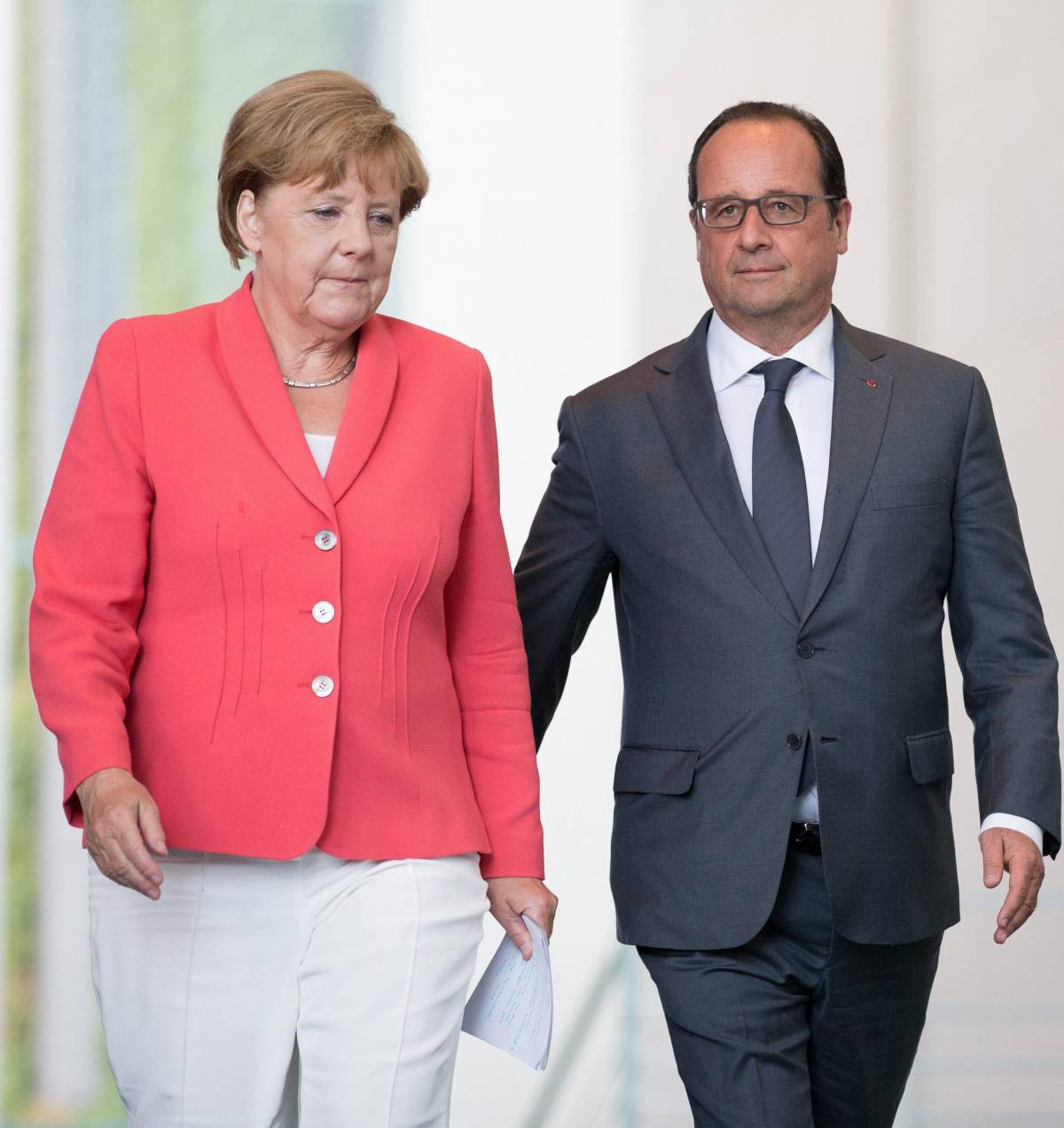 Migranti, Merkel e Hollande: "Centri di smistamento in Italia"
