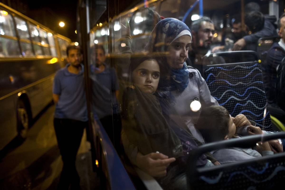 Vienna e Berlino aprono i confini: autobus di migranti alle frontiere