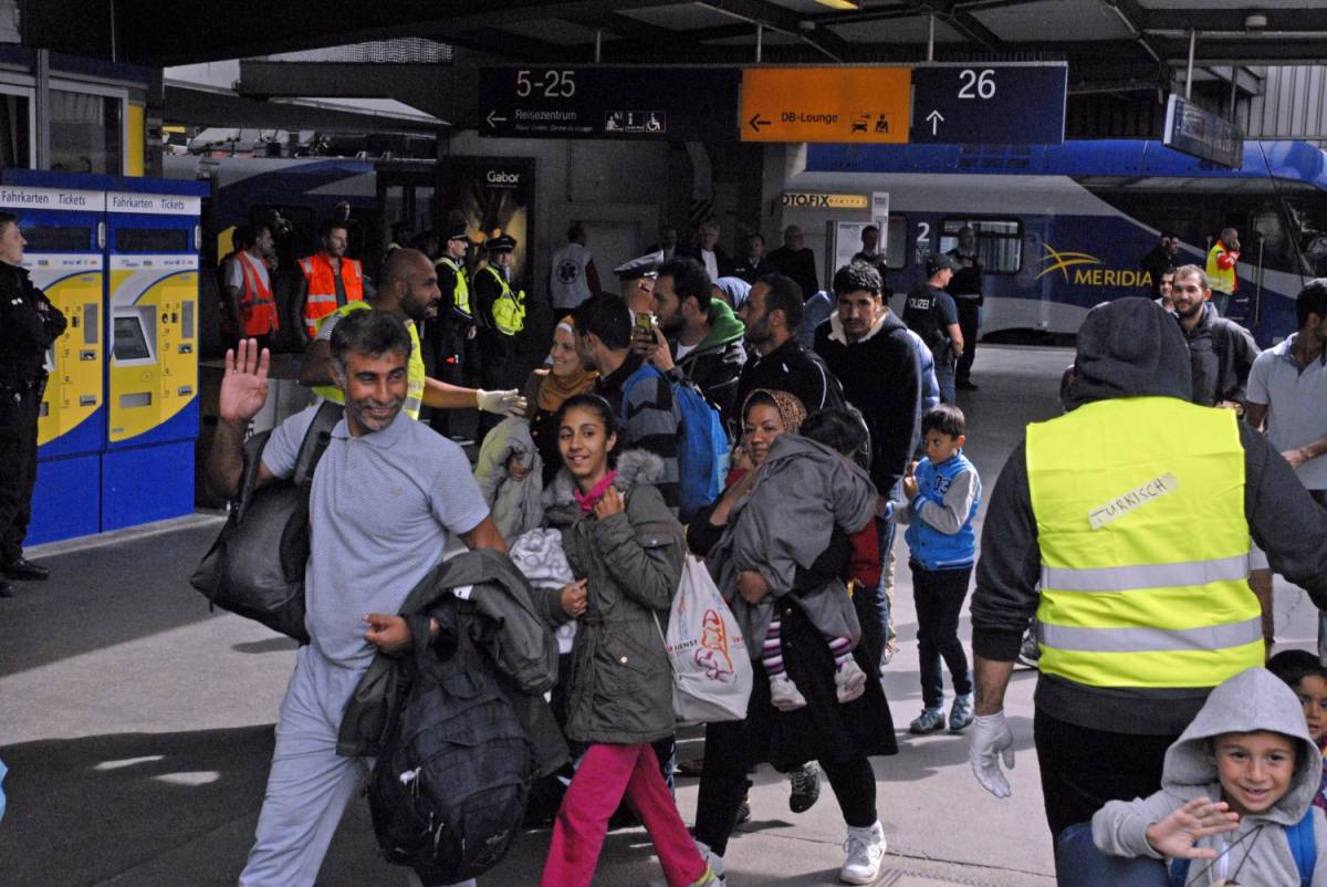 "Benvenuti in Germania", i tedeschi accolgono i migranti in stazione