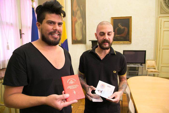 Coppia gay ottiene il ricongiungimento famigliare in Italia