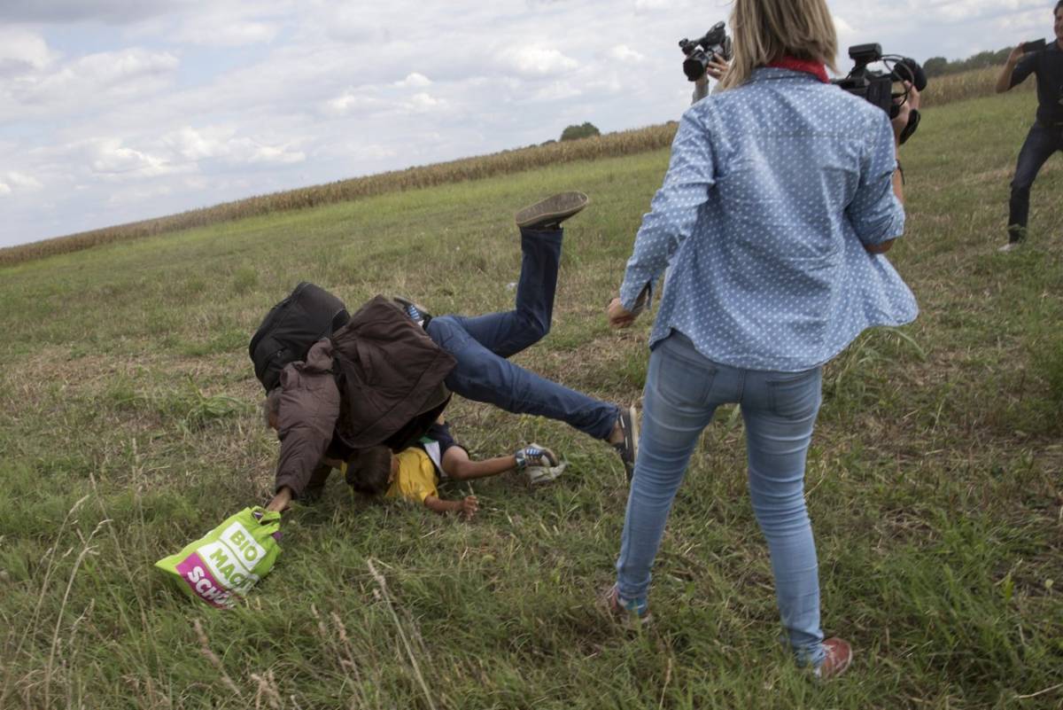 Reporter ungherese sgambettò i migranti: condannata a tre anni