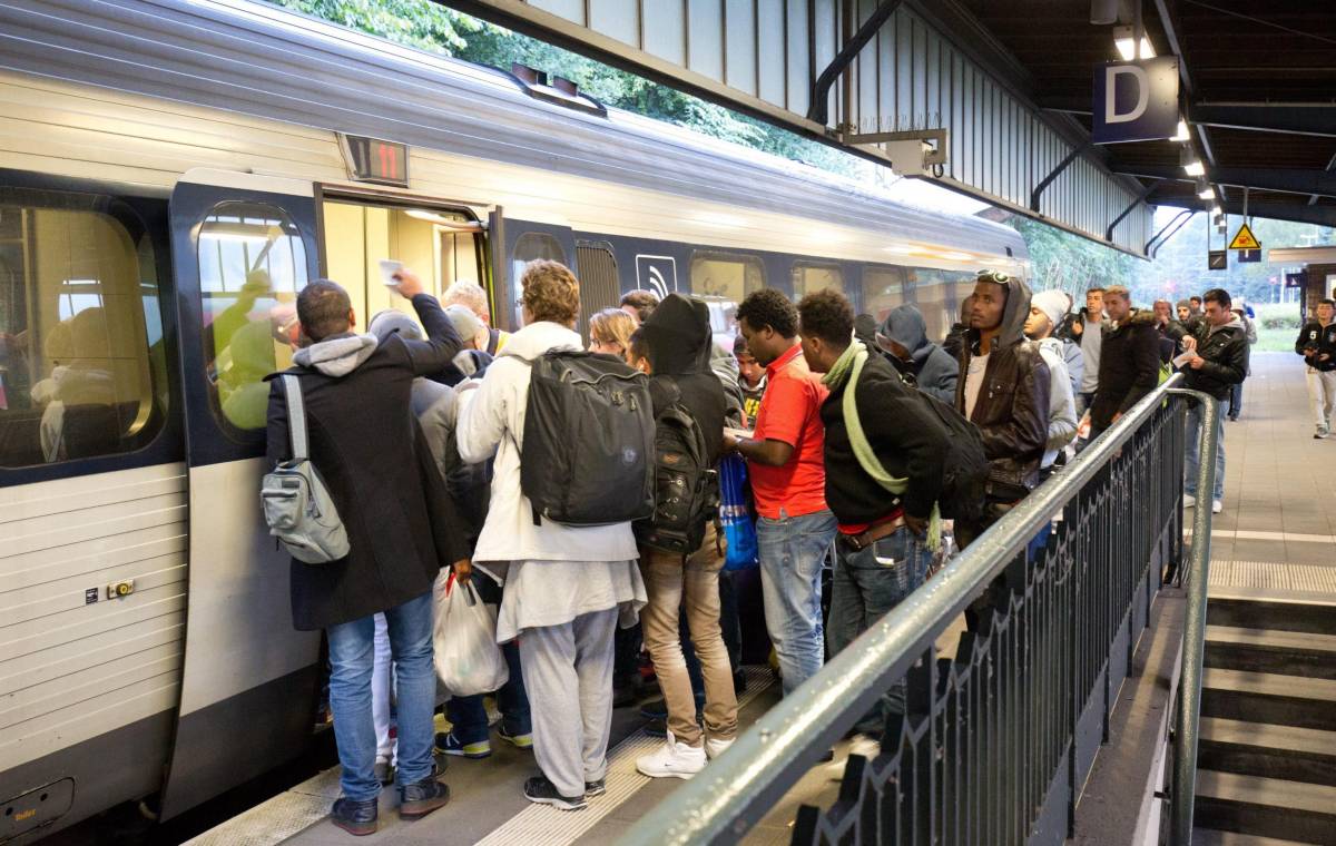 Caos immigrazione in Europa, l'Austria blocca i treni: "Arrivano troppi immigrati"